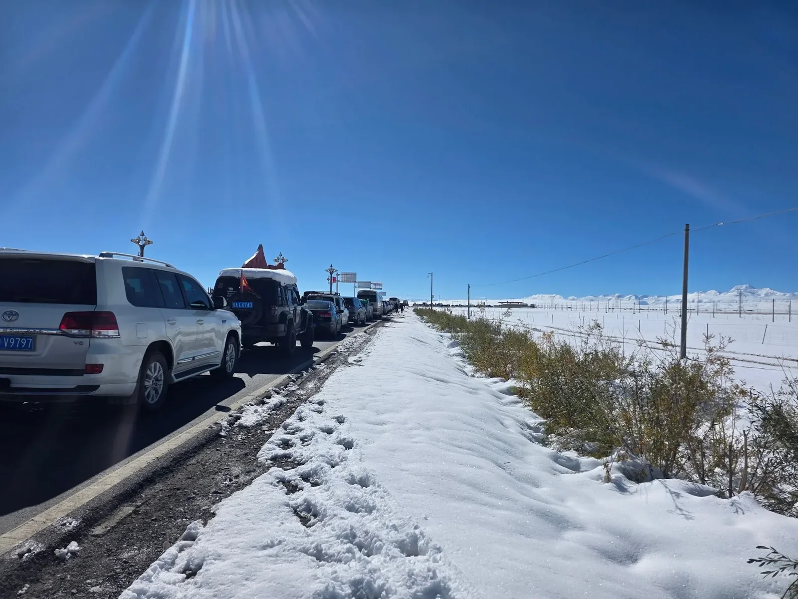 雪地中的长车龙 · 四十五小时归途实拍
